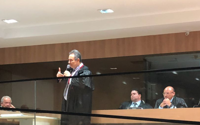 Promotor de Justiça faz sustentação oral durante sessão de julgamento Promotor de Justiça faz sustentação oral durante sessão de julgamento