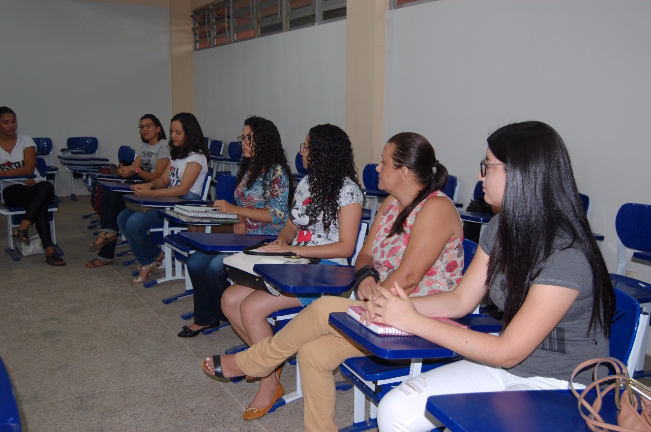 Estudantes em sala de aula
