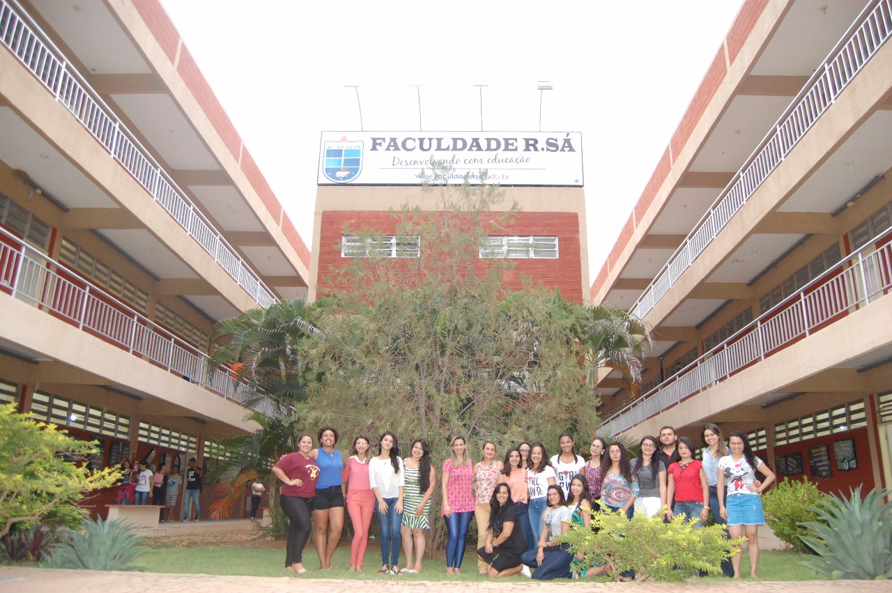 Estudantes com Promotor de Justiça, em frente à faculdade