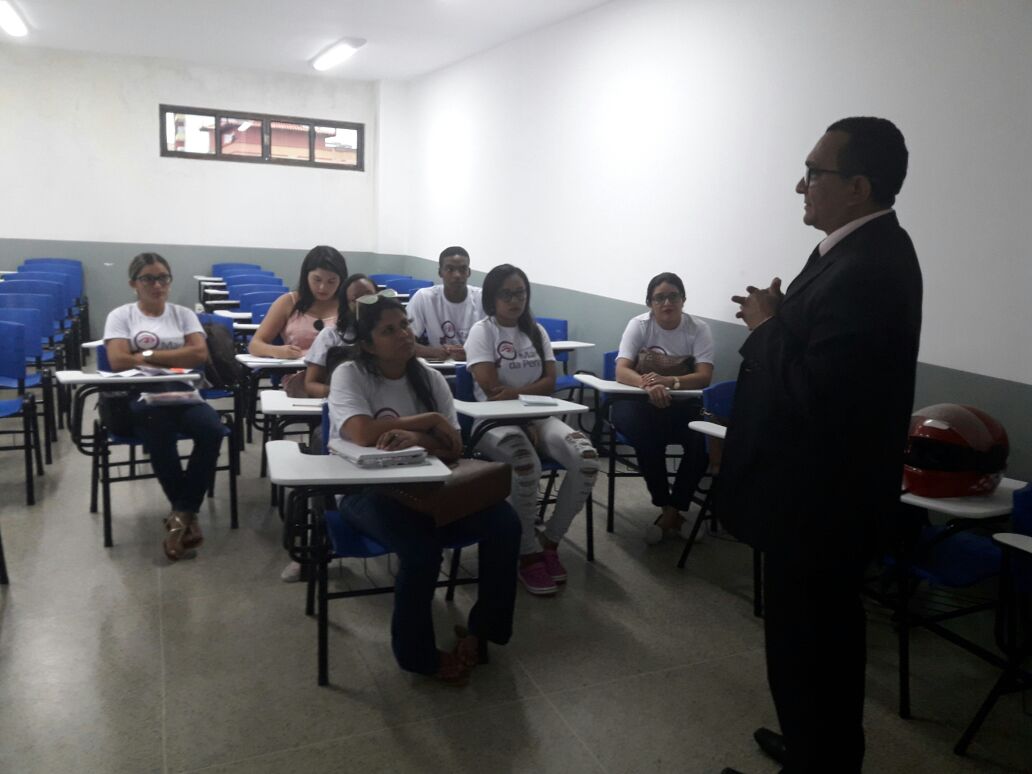 Promotor de Justiça fala com estudantes em sala de aula