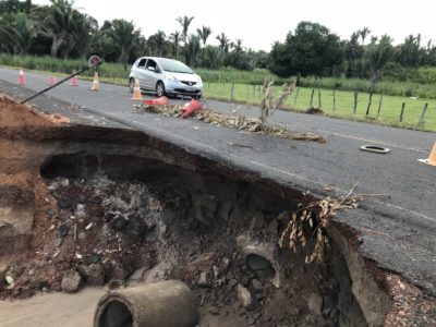 Grande buraco em rodovia