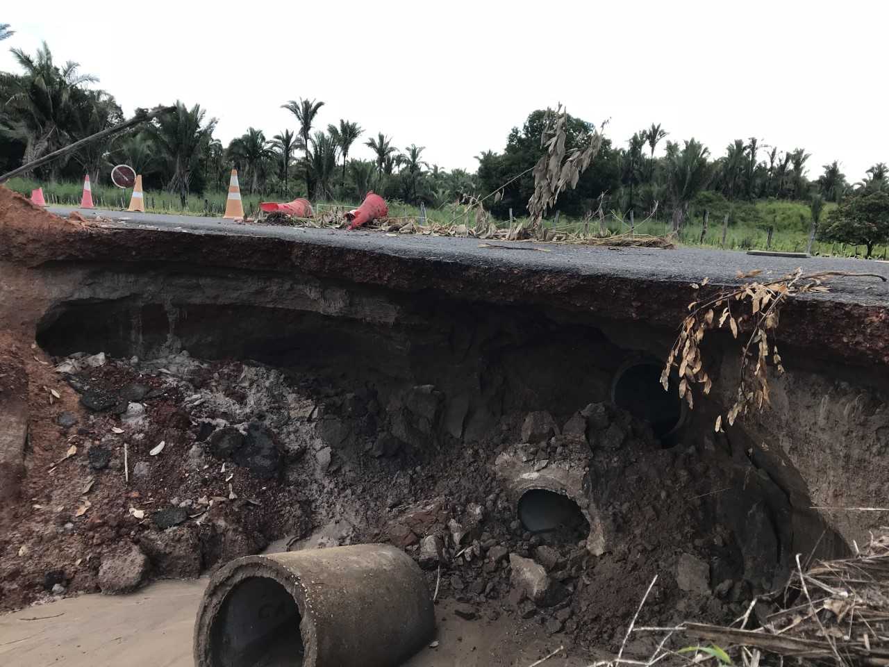 Grande buraco ao lado da pista em rodovia