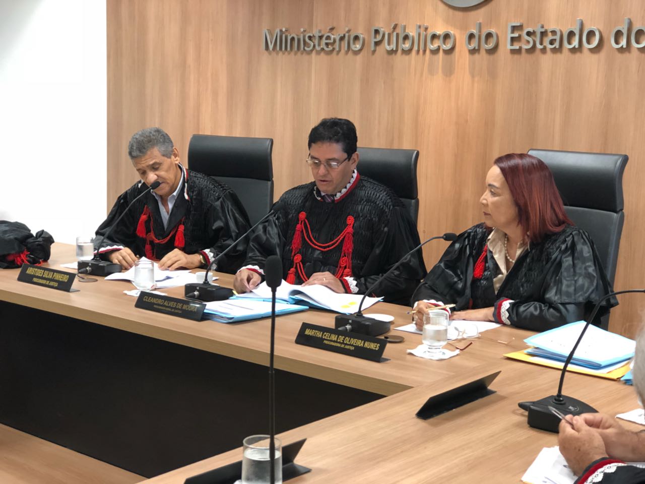 O Procurador-Geral de Justiça, Cleandro Moura, ladeado pelo Corregedor-Geral Substituto e pela Secretária do CPJ