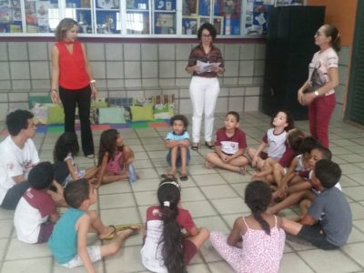 Promotora de Justiça e assistente social do MPPI entre crianças