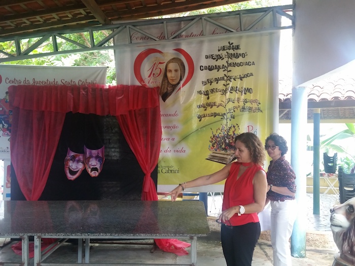 Promotora de Justiça em frente ao palco do Centro