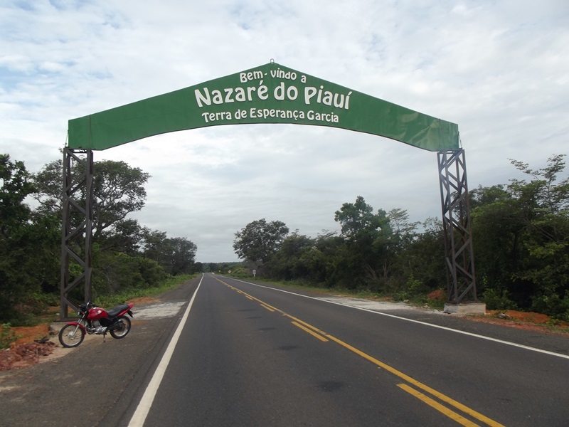 IMAGEM ILUSTRATIVA.Pórtico de boas-vindas à cidade de Nazaré do Piauí. Na placa, lê-se: 