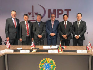 Pessoas de pé sorrindo