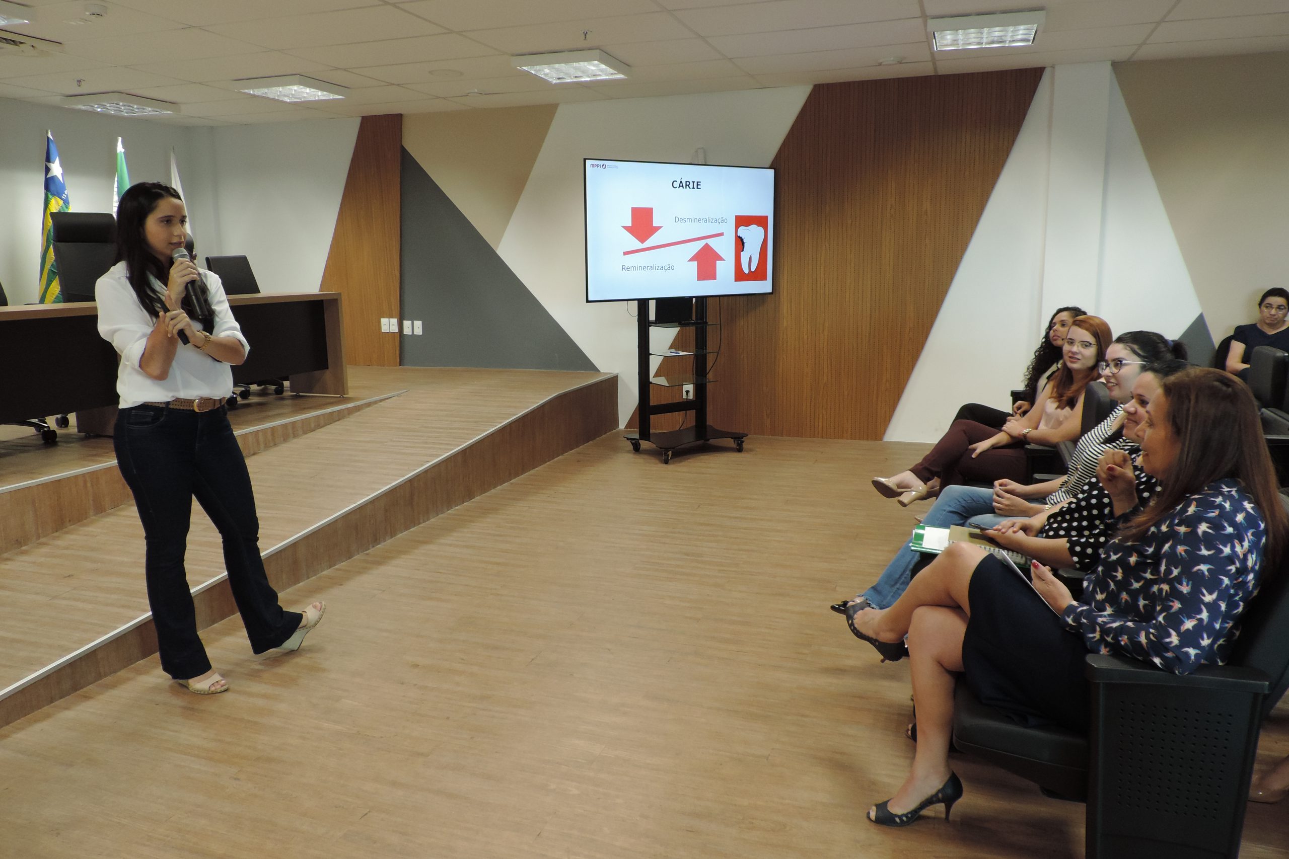 Pessoas sentadas em auditório 