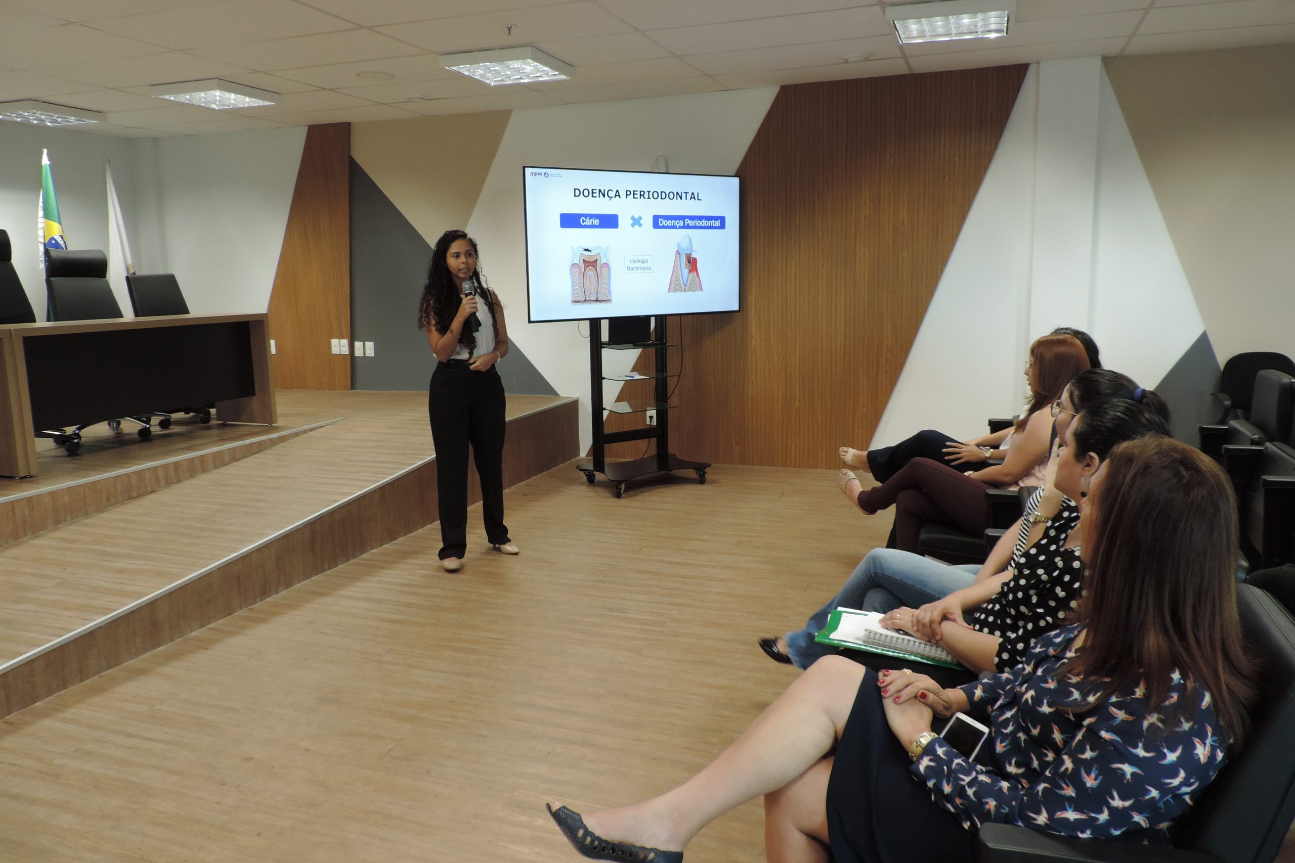 Pessoas sentadas em auditório 