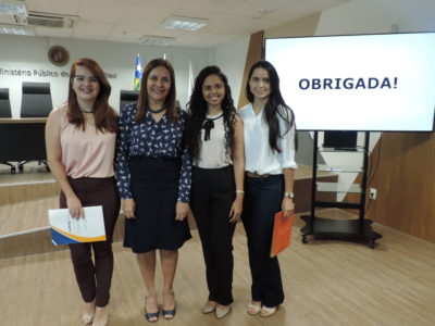 Pessoas de pé sorrindo