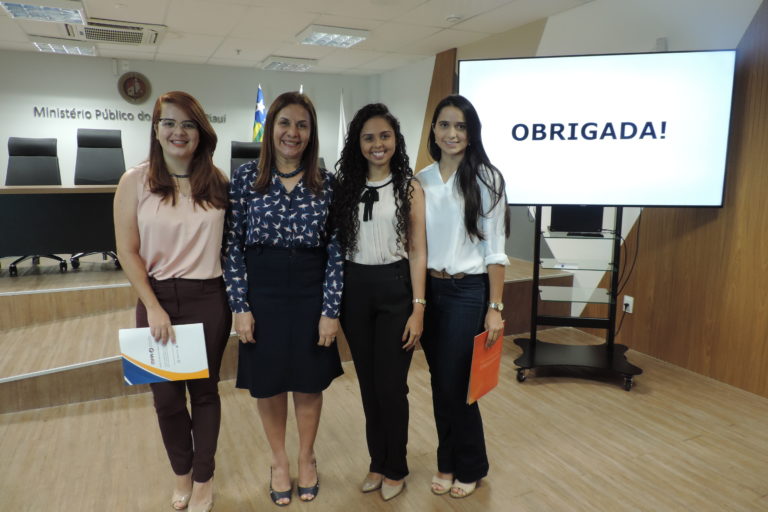 Pessoas de pé sorrindo