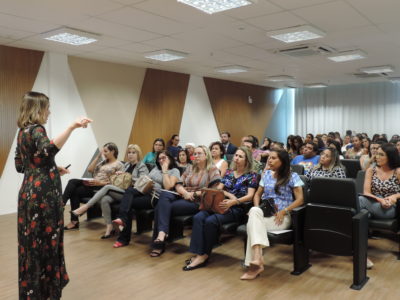 Pessoas sentadas em auditório