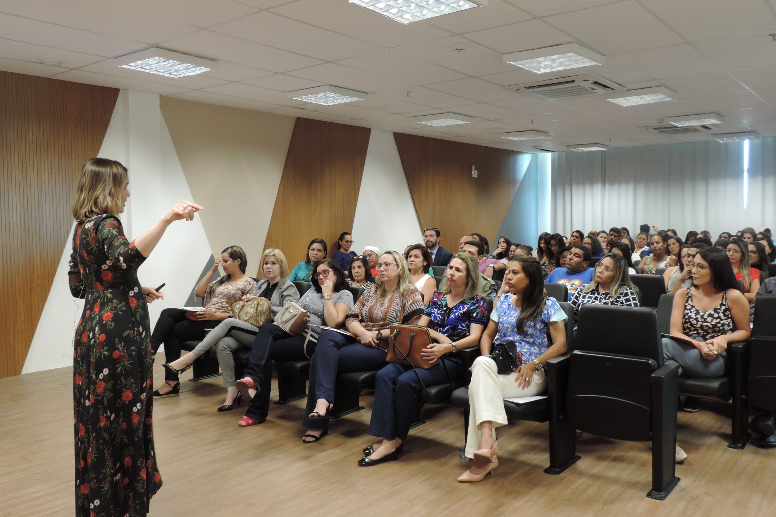 Pessoas sentadas em auditório 