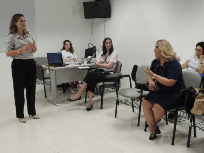 Pessoas conversando