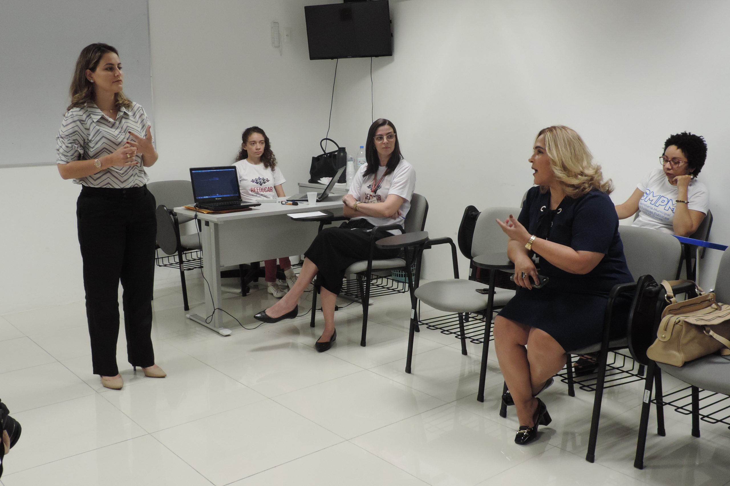 Pessoas conversando