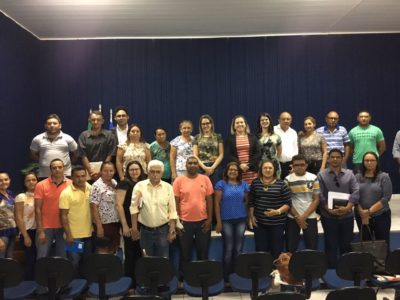 Grupo reunido em auditório de Elesbão Veloso