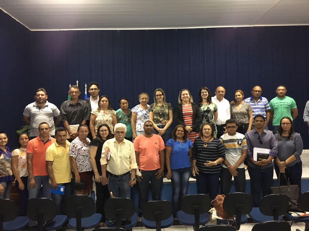 Grupo reunido em auditório de Elesbão Veloso