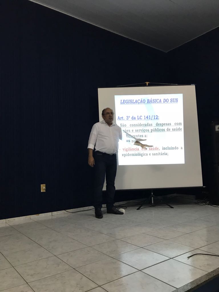 Homem ministrando palestra