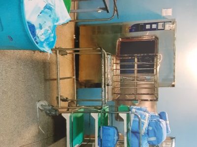 Sala com material médico espalhado