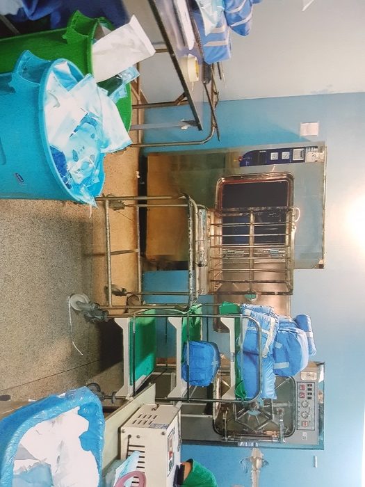 Sala com material médico espalhado