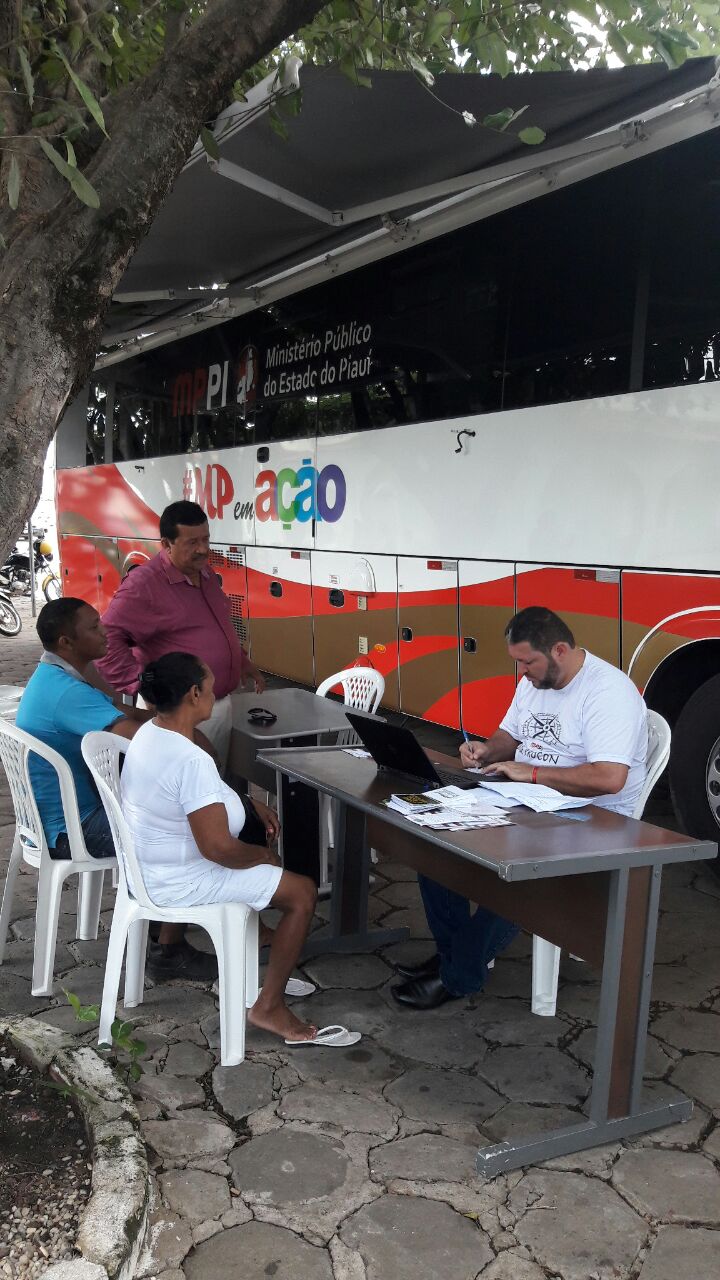 Pessoas sendo atendidas pelo PROCON 