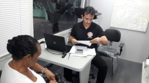 Pessoa sendo atendida no PROCON