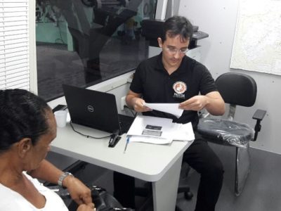 Pessoa sendo atendida no PROCON