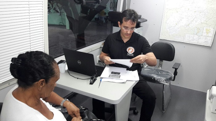 Pessoa sendo atendida no PROCON