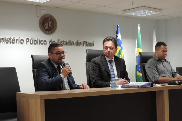 Pessoas sentadas em auditório 