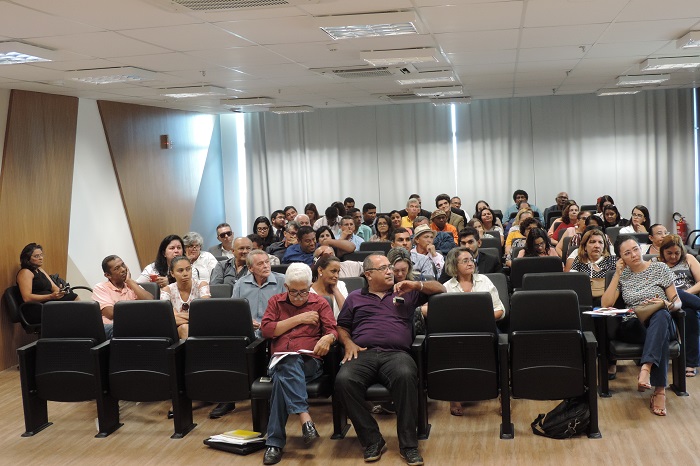 Pessoas sentadas em auditório 