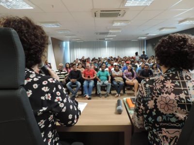 Pessoas sentadas em auditório