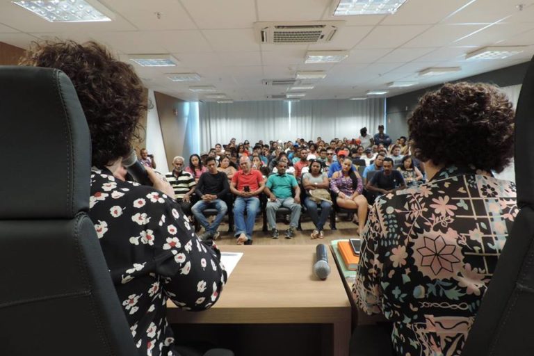 Pessoas sentadas em auditório