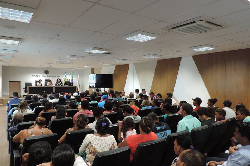 Pessoas sentadas em auditório 