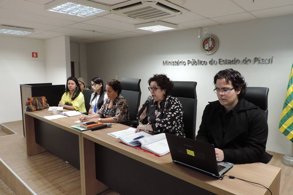 Pessoas sentada em uma bancada 