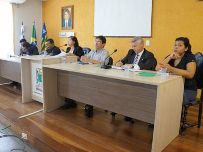 Pessoas sentadas em uma mesa