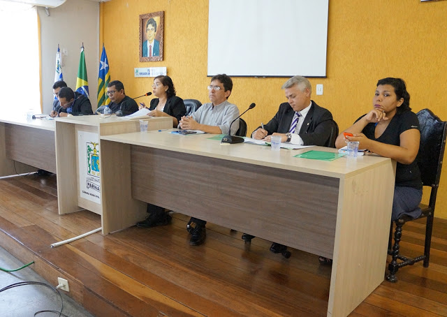Pessoas sentadas em uma mesa