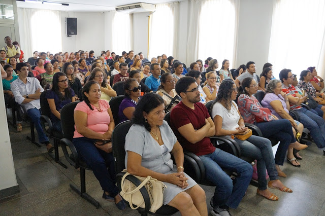Pessoas sentadas em auditório 