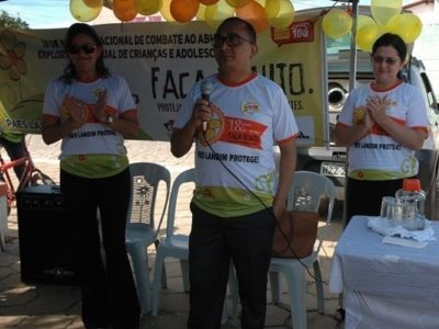 Pessoas de pé