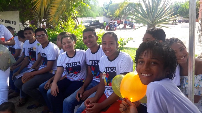 Pessoas sentadas sorrindo 