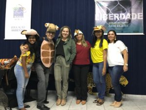 Pessoas de pé sorrindo