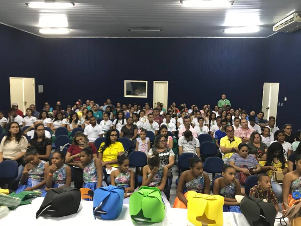 Pessoas sentadas em auditório 