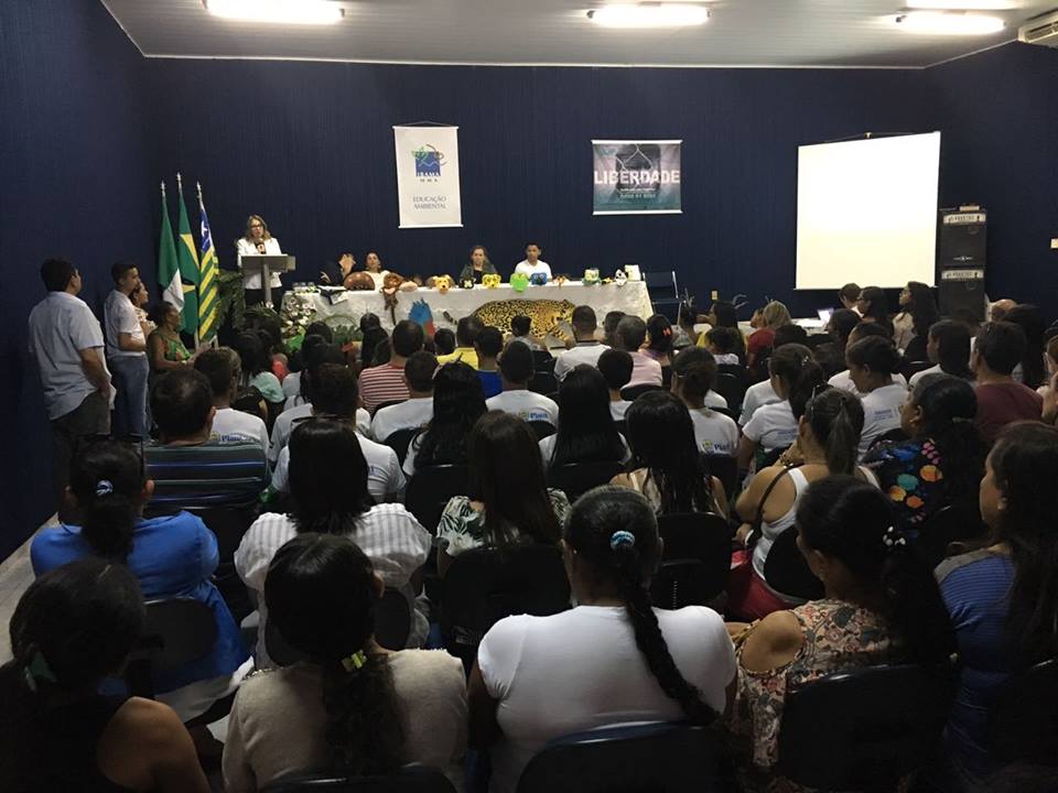 Pessoas sentadas em auditório 