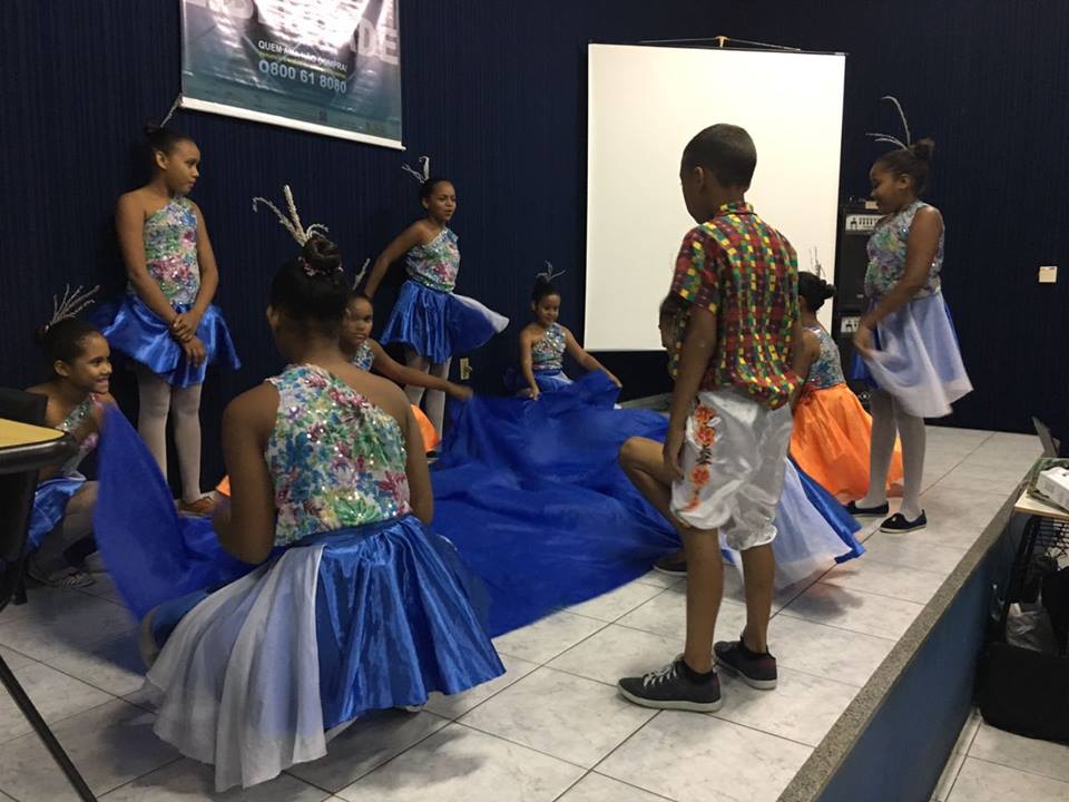 Crianças fazendo apresentação cultural 
