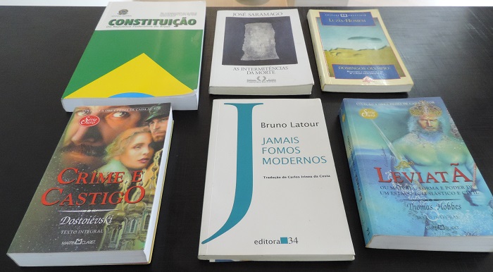 Livros sobre uma mesa 