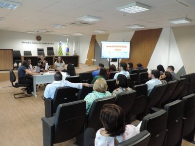 Pessoas sentadas em auditório