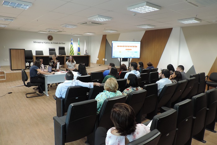 Pessoas sentadas em auditório