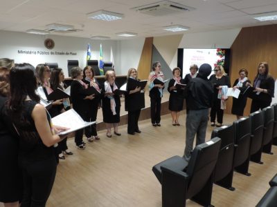 Pessoas de pé cantando
