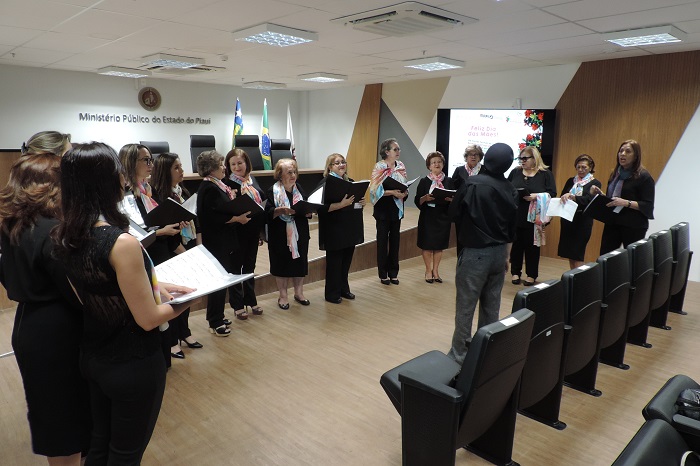 Pessoas de pé cantando