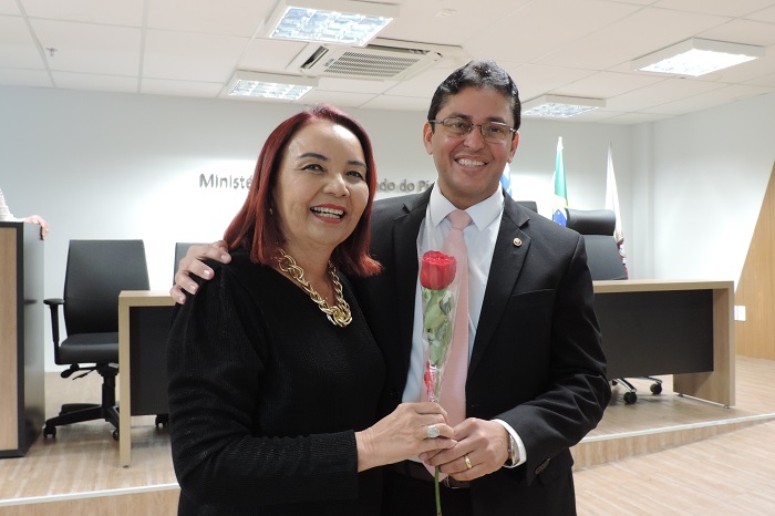 Duas pessoas de pé 