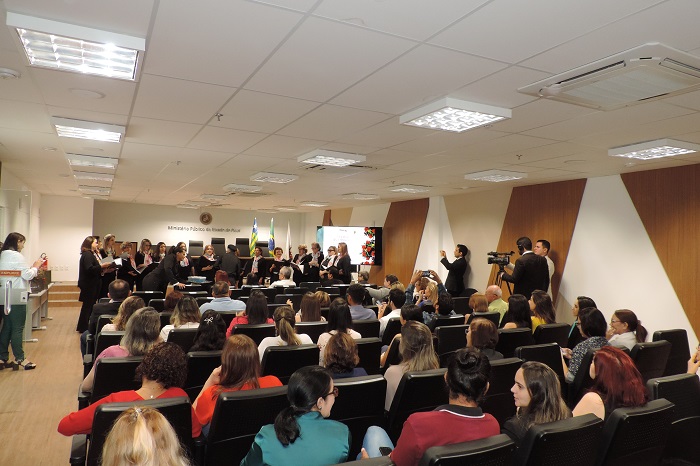 Pessoas sentadas em auditório 